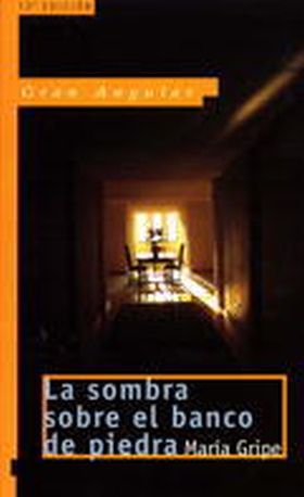 La sombra sobre el banco de piedra