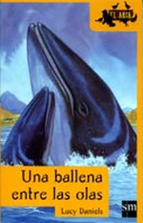 Una ballena entre las olas