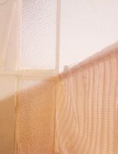 AUTORRETRATO COMPARTIDO SOBRE FONDO VERDIBLANCO