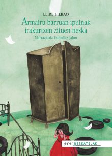 Armairu barruan ipuinak irakurtzen zituen neska